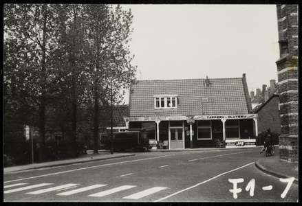 WAT050000658 Panden aan de Zarken, toenmalig café Buitenlust. Fotoverkenning Binnenstad 1964-1965, nr. F1-7