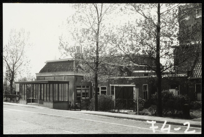 WAT050000686 Bebouwing aan de Zarken, tegenover de Grote Kerk. Fotoverkenning Binnenstad 1964-1965, nr. F4-2