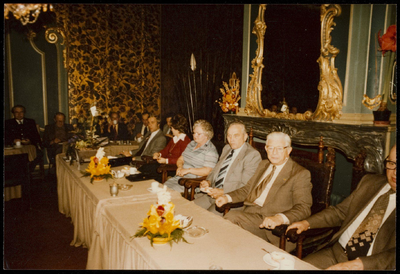 WAT050000756 Afscheid van de heer Feiken, chef Plantsoenendienst, in de raadzaal van het oude Stadhuis. Op de foto van ...