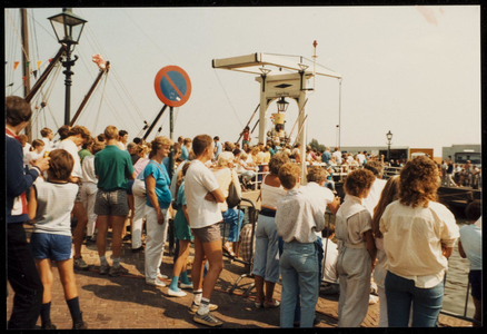 WAT050000915 Nederland Muziekland van Veronica in Monnickendam. Publiek bij de Lange Brug