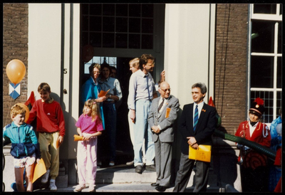 WAT050000973 Gezelschap op het bordes van het Stadhuis op Koninginnedag. O.a. burgemeester Diederen, wethouder de Zeeuw ...