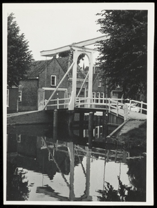 WAT050001028 De vernieuwde Weezenbrug