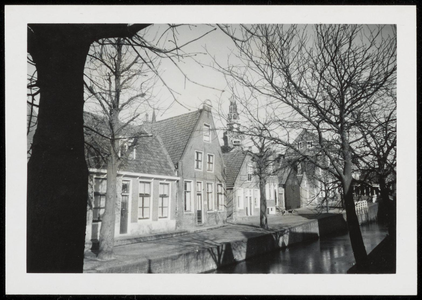 WAT050001043 't Zand, omstreeks no. 6 (nieuwbouw 1983), gezien in de richting van de sluis