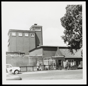 WAT050001053 De graansilo, koekfabriek en woning van de Coöp. Aan- en Verkoopver. Cebeco, tijdens de sloop in 1970