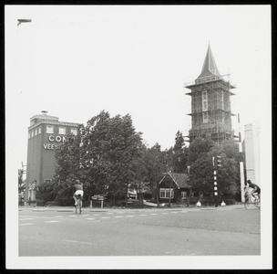 WAT050001054 De graansilo van de Coöp. Aan- en Verkoopver. Cebeco, tijdens de sloop in 1970. Rechts van de silo een ...