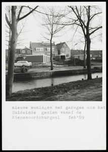 WAT050001114 Achterkant van nieuwe panden aan het Zuideinde met garages, vanaf de Niesenoortsburgwal