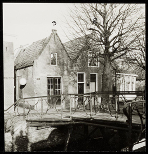 WAT050001169 't Zandt 8 en 9 voor de nieuwbouw in 1966. Op de voorgrond de Sint Jacobsbrug