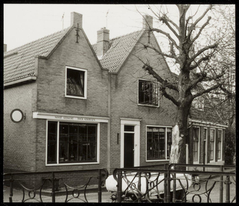 WAT050001170 't Zandt 8 en 9 na de nieuwbouw in 1966. Op de voorgrond de Sint Jacobsbrug