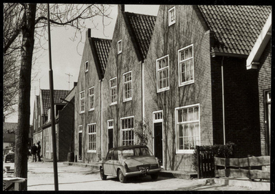 WAT050001177 Nieuwbouw van 7 woningen aan de Niesenoortsburgwal 18-30 op de plaats van een boerderij en een rokerij (1971)