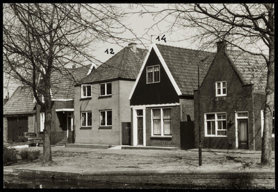 WAT050001178 Nieuwbouw van Niesenoortsburgwal 12 (1966) en verbouwde woning op nr. 14 (houten topgevel)
