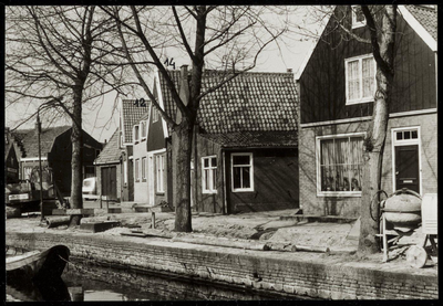 WAT050001179 Nieuwbouw van Niesenoortsburgwal 12 (1966) en verbouwde woning op nr. 14 (houten topgevel)