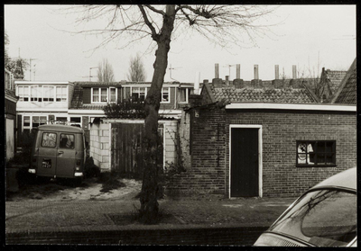 WAT050001183 Gezicht op de achterzijde van huizen in de Schoolsteeg vanuit eenn gat in de gevelwand van de Lindegracht ...