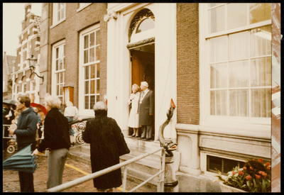 WAT050001255 Koninginnedag 1981. Burgemeester de Groot en echtgenote op het bordes van het oude Stadhuis