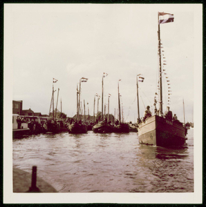 WAT050001269 De nieuw benoemde pastoor Keet in Volendam wordt door de gehele Volendammer vloot afgehaald uit de haven ...