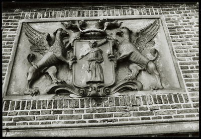 WAT050001343 De Waag, detail van de dakkapel aan de oostgevel: het wapen van Monnickendam tussen twee adelaars