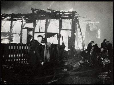 WAT050001590 Brand op de scheepswerf van de fa. Hakvoort op de avond van 2 juni 1955 omstreeks 8 uur