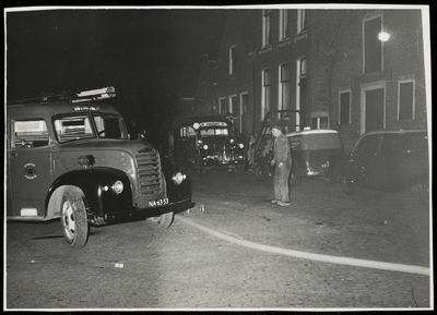 WAT050001593 Brand op de scheepswerf van de fa. Hakvoort op de avond van 2 juni 1955 omstreeks 8 uur. Brandweerauto's ...