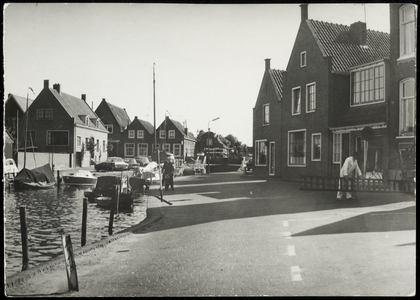 WAT050001769 Haven in de richting van de Damsluis. Rechts de nieuwe panden nr. 3-7