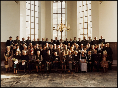 WAT050001870 Uitreiking van Verzetskruisen in de Grote Kerk. Groepsfoto van de aanwezigen