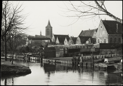 WAT050001882 Gezicht op de achterzijde van het Weezenland en de Grote Kerk