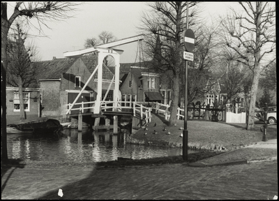 WAT050001885 Gezicht op de Fluwelen Burgwal over de Weezenbrug