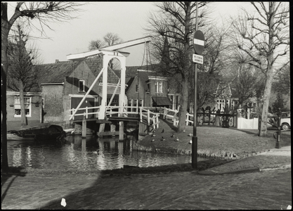 WAT050001885 Gezicht op de Fluwelen Burgwal over de Weezenbrug