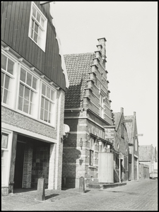 WAT050001931 Gevelrij aan het begin van de Havenstraat, o.a. de gevel van de toenmalige bar/discotheek De Koperen Vis 