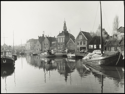 WAT050001932 Gezicht over het water op de gevels van de Haven