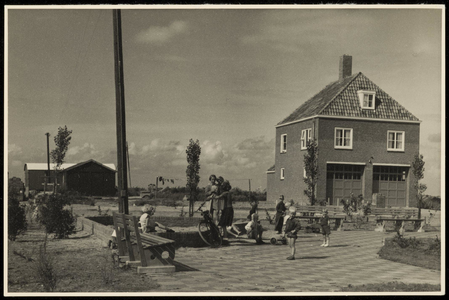 WAT051001474 Informatie K. Schaap: de brandweergarage geopend in 1950 op de hoek van de Aalscholverstraat / Fuutstraat ...