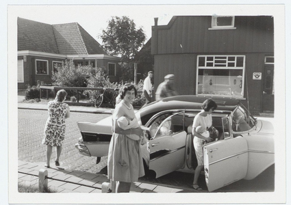 WAT053000138 Moeders maken gebruik van de babytaxi uit Hobrede bij het wijkgebouw in Oosthuizen. Aan de overkant de ...