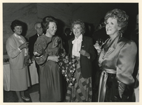 1985-1450 Koningin Beatrix in gesprek met Vera Lynn (midden) en Jetty Pearl (rechts) tijdens de pauze van een concert ...