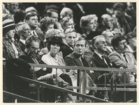 1985-1452 Toehoorders, waaronder koningin Beatrix en prins Claus en burgemeester A. Peper tijdens de herdenking van de ...