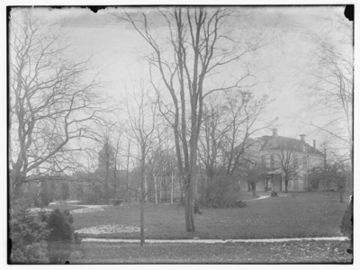 10413 FDSTORK-5468 Diversen. Tuin bij het huis van C.T. (Charles Theodorus) Stork (1822-1895) te Oldenzaal. Op de ...