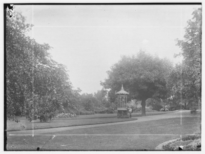 10416 FDSTORK-5470 Diversen. Tuin met bouwsel(duiventil ?) bij het huis van C.T. (Charles Theodorus) Stork (1822-1895) ...
