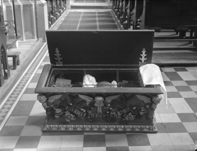 127 Zwolle : interieur van de Onze Lievevrouwebasiliek. Opname van de schrijn met gebeente van Thomas á Kempis (en ...