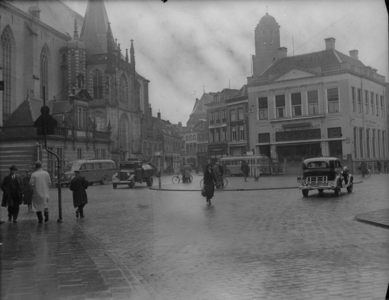 141 Zwolle: Opname van de Grote Markt met café Restaurant De Harmonie, de Grote Kerk en de Peperbus op de achtergrond, ...