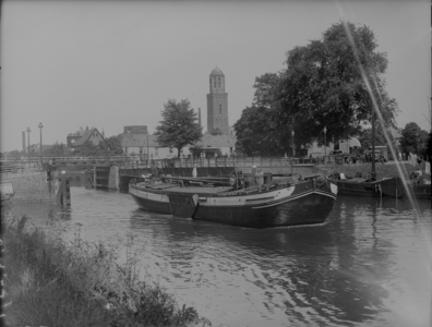 142 Zwolle: Opname in de richting van de Eekwal van een schip in de stadgracht met de Peperbus op de achtergrond, ...
