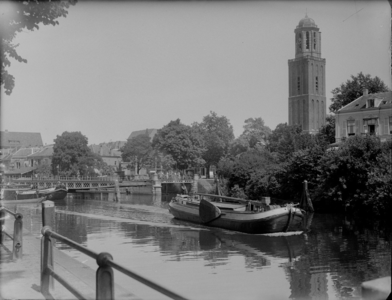 144 Zwolle: Opname van schepen in de stadsgracht ter hoogte van de Jufferenwal, met de Peperbus op de achtergrond., ...