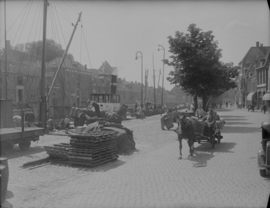 146 Zwolle: Opname van een schip dat aangemeerd ligt aan de Thorbeckegracht; op de achtergrond is het dak van de ...