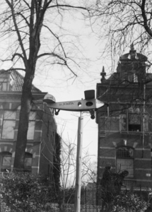 157 Zwolle: Opname van een windwijzer in de vorm van een model-vliegtuigje van de KLM met de naam 'De Kwak'. Op de ...