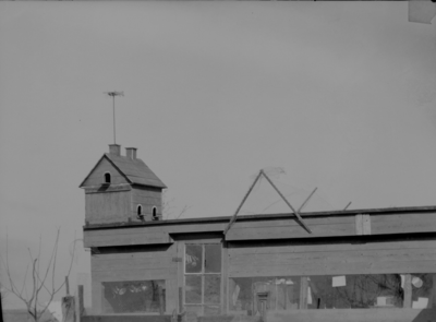 158 Zwolle: Opname van een windwijzer in de vorm van een model-vliegtuigje geplaatst op een duivenhok dat weer op een ...