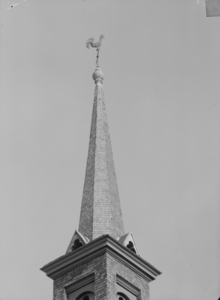 161 Zwolle: Opname van de torenspits van een kerk (aan de Turfmarkt?) met daarop een windwijzer in de vorm van een ...