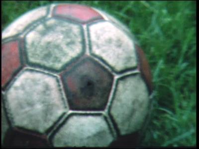 10867BB02298 G.J.V. voetbalt tegen onbekende tegenstander. In beeld, jongeren en ouderen, mannen en vrouwen, spelen op ...