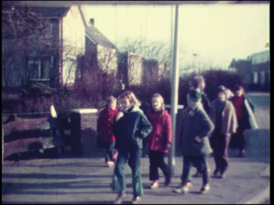 11173BB02316 Reportage over de dagelijkse gang van zaken op de Prinses Wilhelminaschool in Zwartsluis. O.m. beelden van ...
