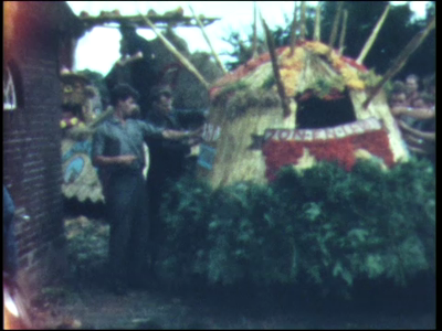 11202BB02345 Oogstfeest Stöppelhaene in Raalte.In volgorde van vertoning:Praalwagens worden op het erf versierd.Optocht ...