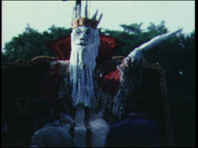 11204BB02347 Oogstfeest Stöppelhaene in Raalte.In volgorde van vertoning:Opbouw praalwagens op het erf. Prominent in ...