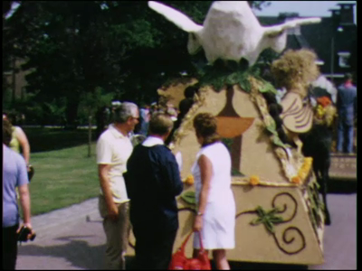 11496BB02351 Oogstfeest Stöppelhaene in Raalte.In volgorde van vertoning:Opgestelde praalwagens worden bekeken door het ...