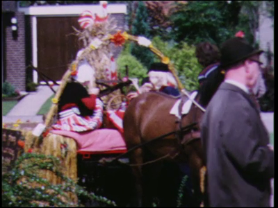 11497BB02352 Oogstfeest Stöppelhaene in Raalte.In volgorde van vertoning:Opgestelde praalwagens worden bekeken door het ...