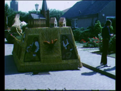 11498BB02353 Oogstfeest Stöppelhaene in Raalte.In volgorde van vertoning:Opgestelde praalwagens worden bekeken door het ...