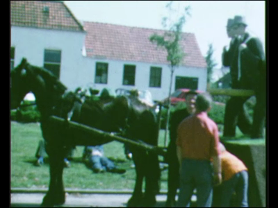 11499BB02354 Oogstfeest Stöppelhaene in Raalte.In volgorde van vertoning:Opgestelde praalwagens worden bekeken door het ...